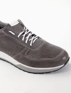 New sneakers fondo in gomma e soletto interno in vera pelle. Tomaia in morbidissima pelle intrecciata con particolarissima suola ammortizzata Uomo Sneakers