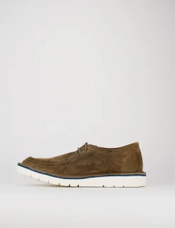 stringata fondo gomma e soletto interno in vera pelle. Tomaia in morbido camoscio testa Uomo Stringate