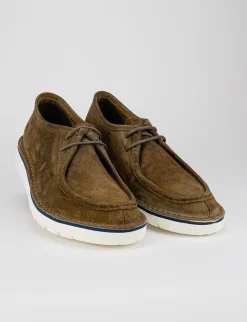 stringata fondo gomma e soletto interno in vera pelle. Tomaia in morbido camoscio testa Uomo Stringate