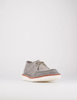 Hot stringata fondo gomma e soletto interno in vera pelle. Tomaia in morbido camoscio Uomo Stringate